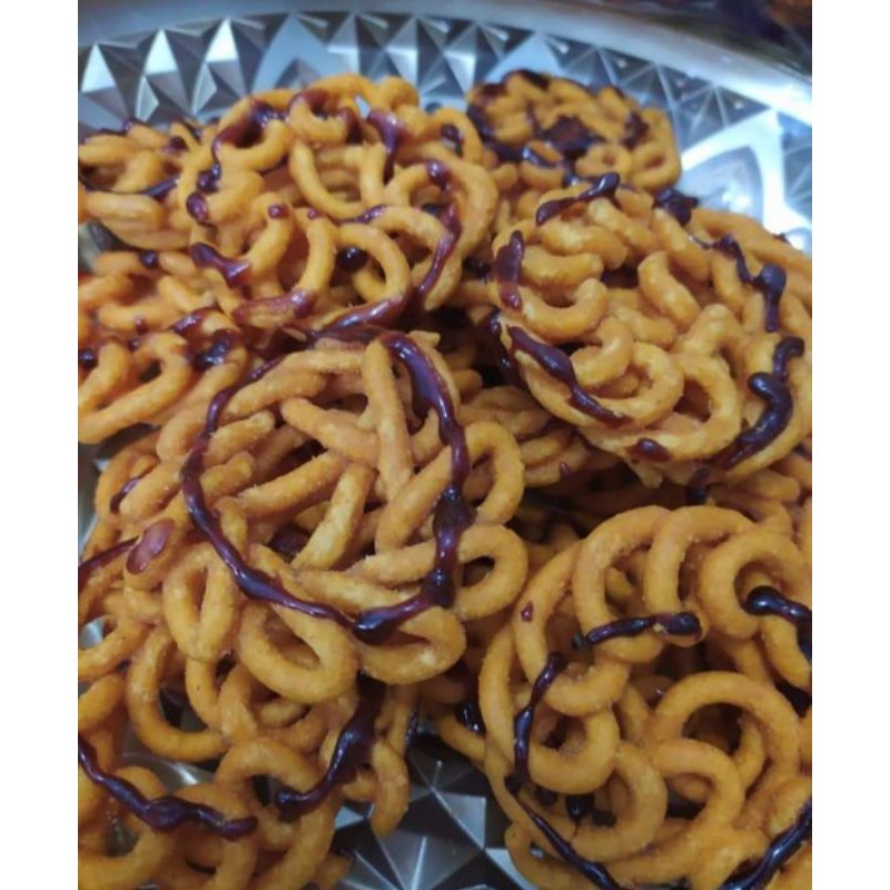 

Kerupuk mi keriting toping caramel
