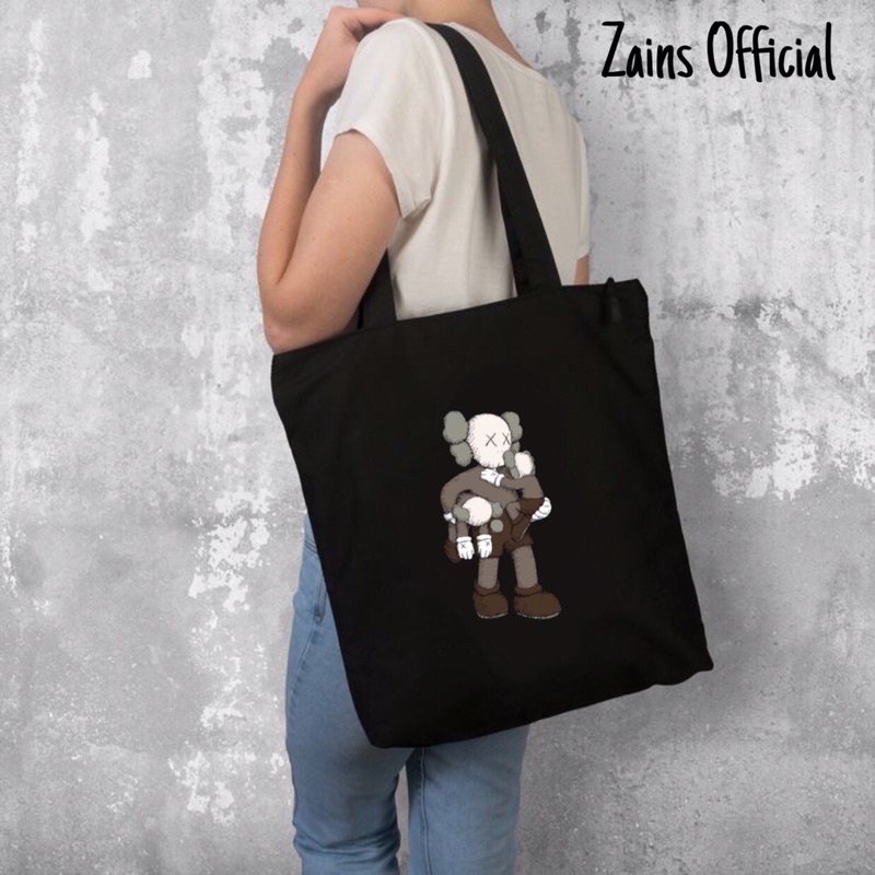 Totebag KAWS X OFF WHITE tulisan tee totebag sling bags waistbag / tas ransel selempang hitam pria w