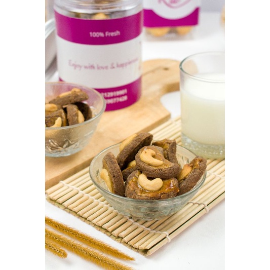 

Kenaricake Choco Cashew premium kemasan toples silinder 750 ml