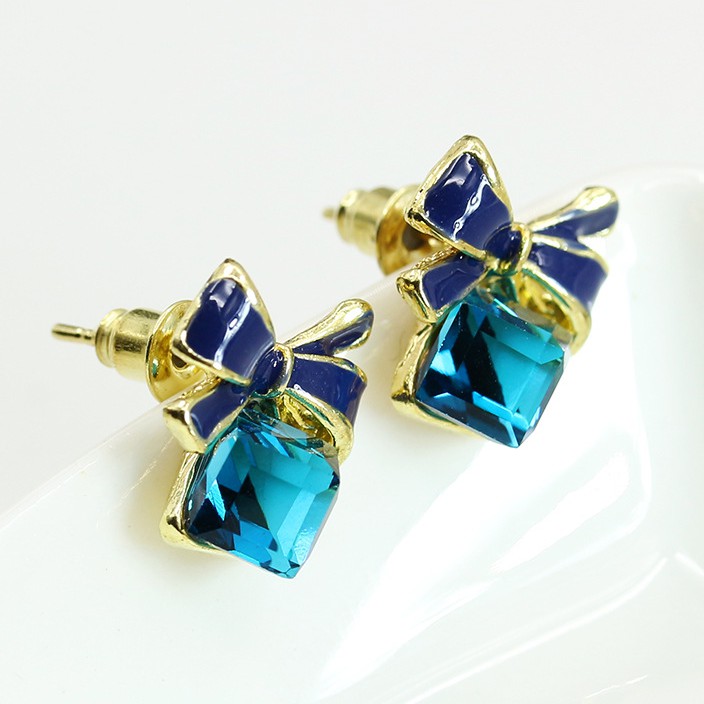 Anting pejantan kubus kubus Temperamen, hypoallergenic serbaguna