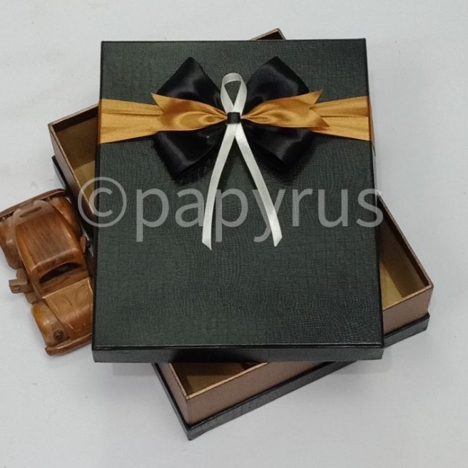 

PAPYRUS Sandwich 20x25 Tinggi 8cm Kotak Kado Gift Box Pita B