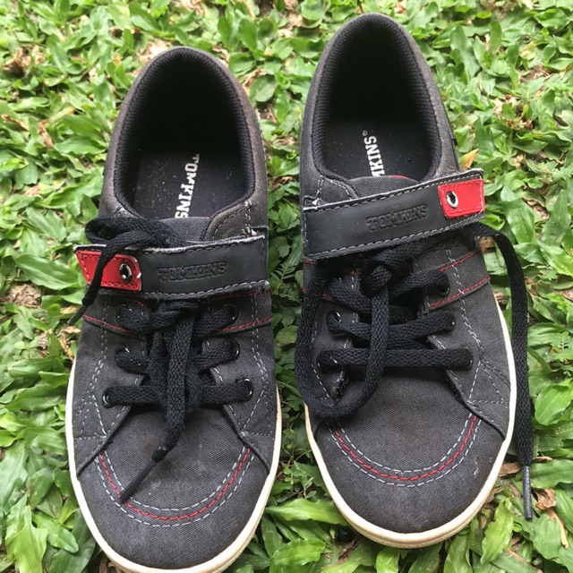 Sepatu sekolah Tomkins