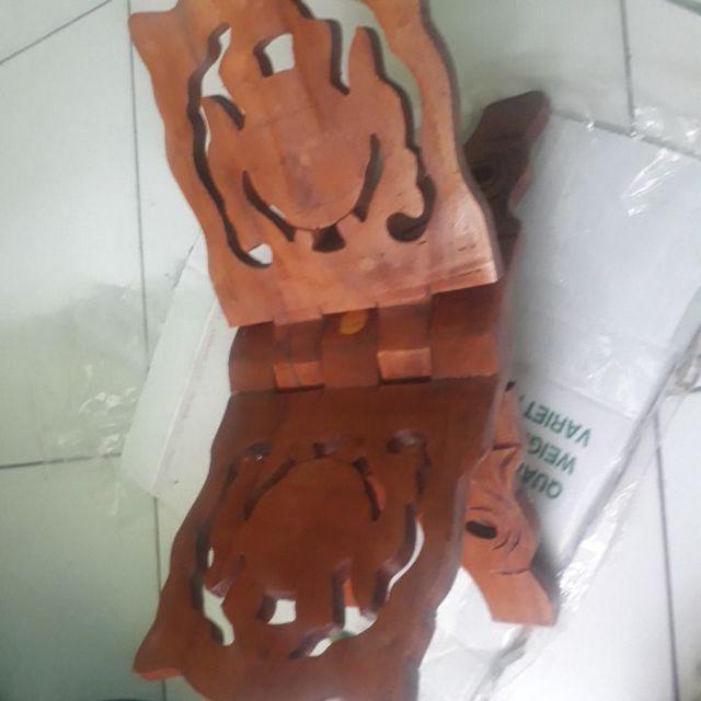 Rekal Tatakan Dudukan Al Quran Kayu Jati Campuran Motif Ukiran Ukuran 18 Cm