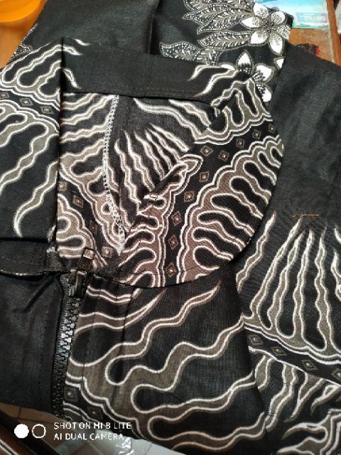 Blazer Batik Motif Monochrome Garis