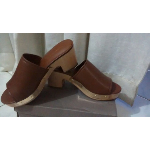 Sepatu charles and keith