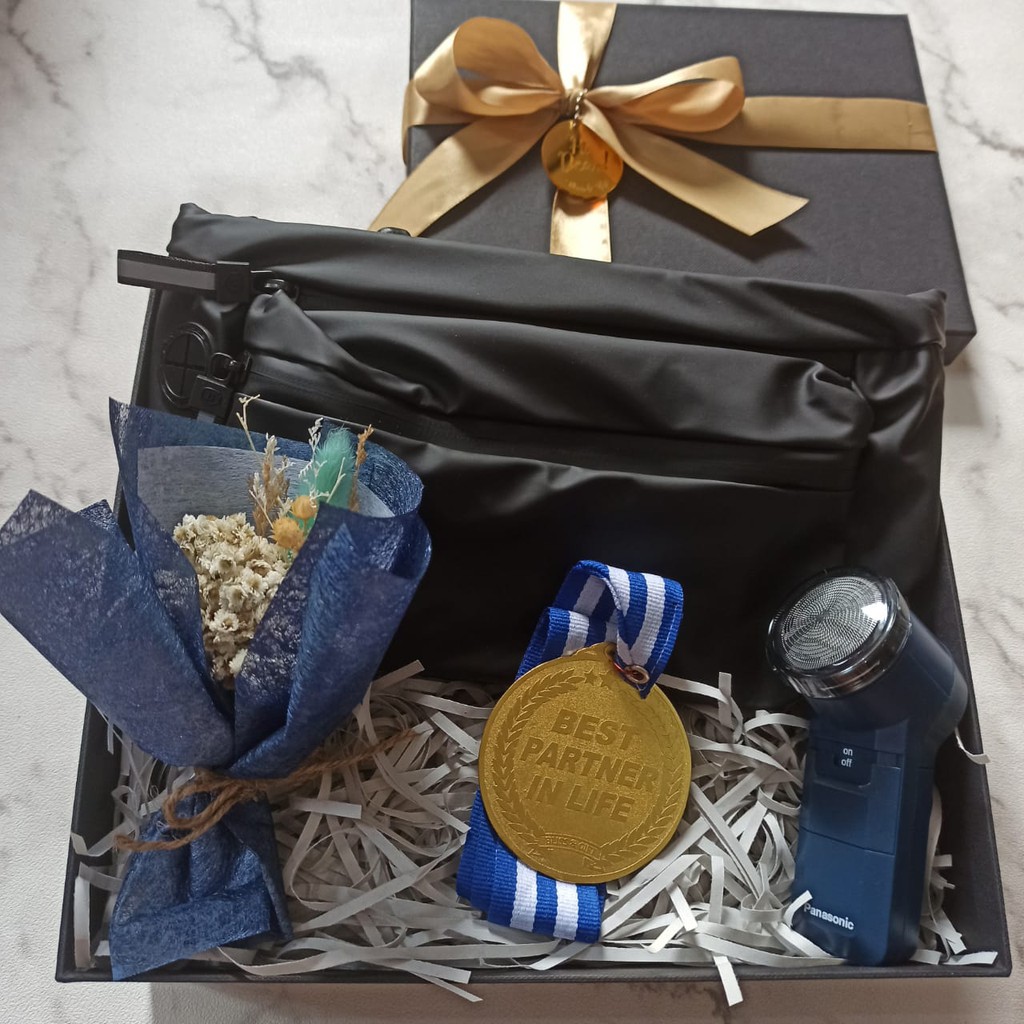 

Bliss Box Slingbag Medal Custom ( Hampers / Gift Box / Kado UlTah / Kado Wisuda / Kado Anniversary )