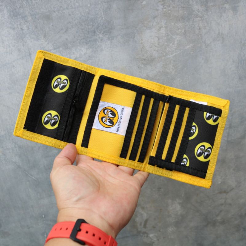 Dompet pria trifold mooneyes with strap
