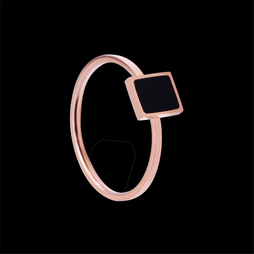 Titanium Retro Geometris Tekstur Persegi Rose Gold dengan Cincin Jari Indeks Shell Hitam untuk Wanita