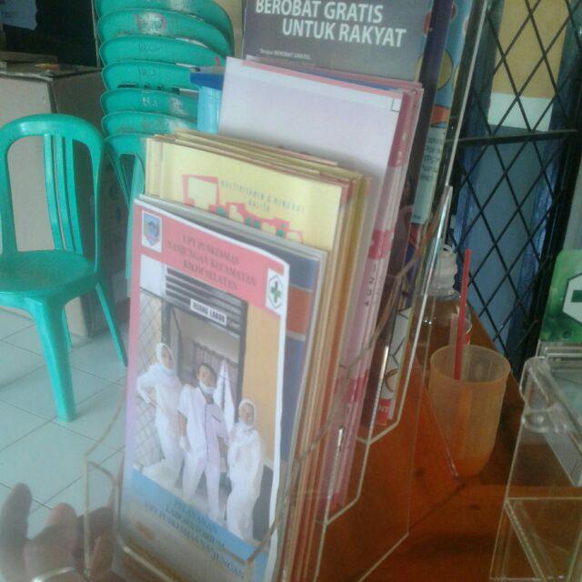 Qcrylic Tempat Brosur