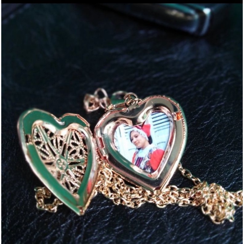 Kalung liontin love buka tutup untuk foto