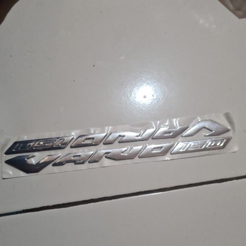 emblem vario 150 timbul  Kanan kiri