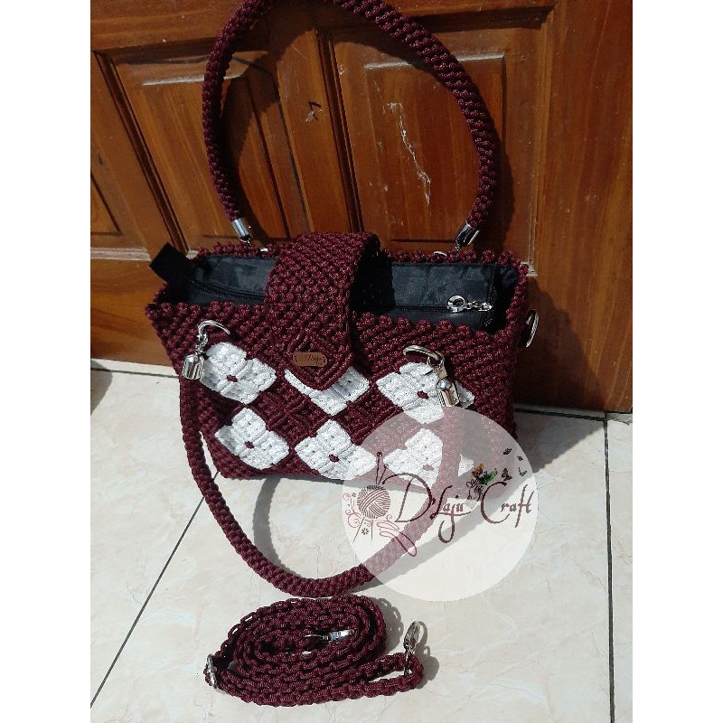 

Tas rajut tali kur kotak motif daun semanggi marun