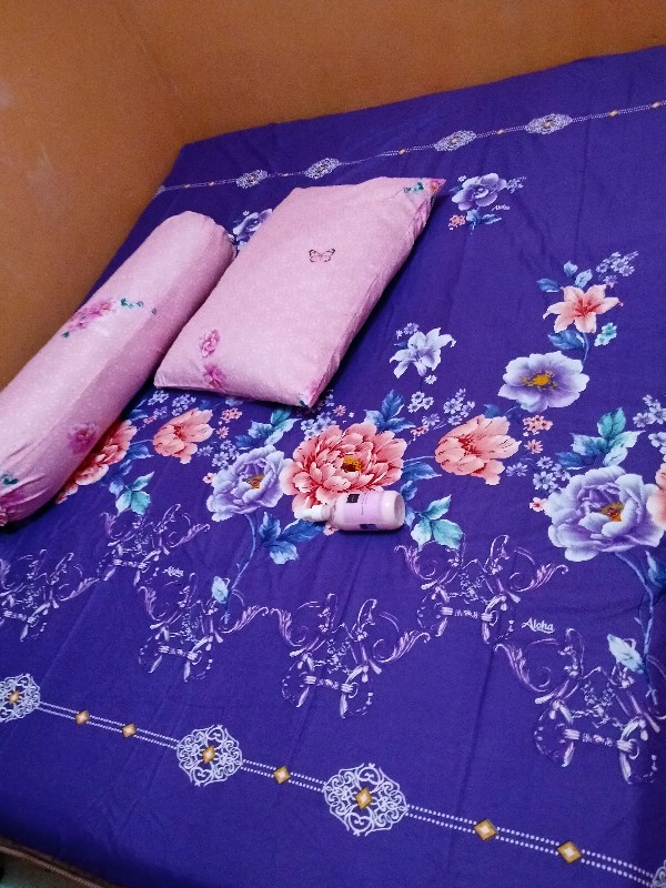 Sprei Aloha Uk. King (180x200)cm & Uk. Queen (160x200)cm Motif Bunga Nuansa Orange Ungu