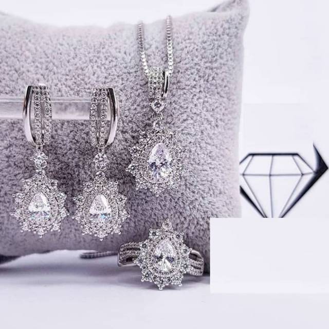 Set perhiasan replika berlian