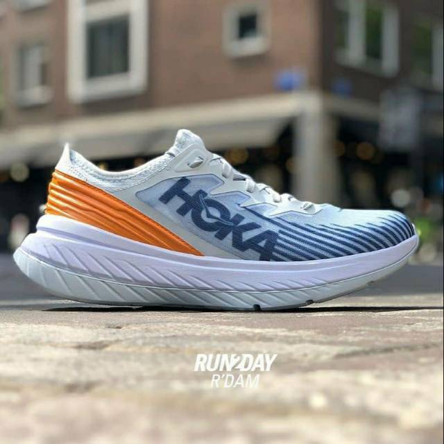 hoka one one carbon x harga