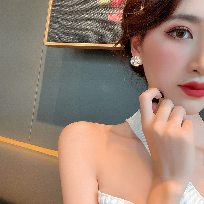 Anting Bunga Mutiara Berlian Berkilau Asimetris Hitam Dan Putih lady Korea