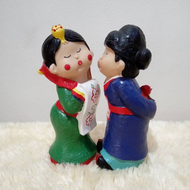 Patung Pajangan Souvenir Boneka Korea Kissing