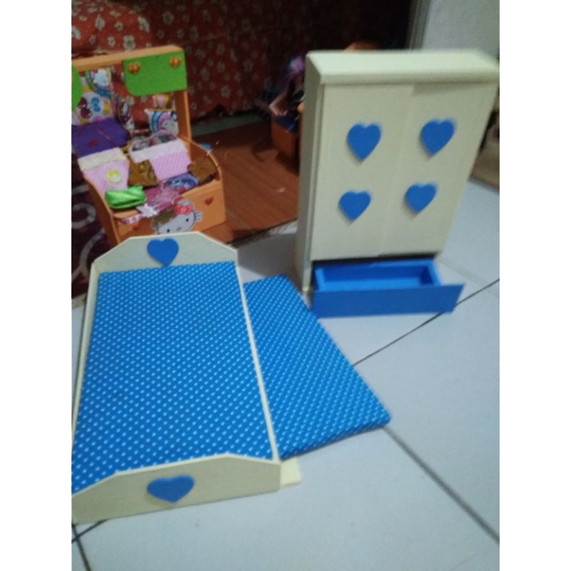 Paket khusus mainan tempat tidur dan lemari boneka Barbie satu warna murah