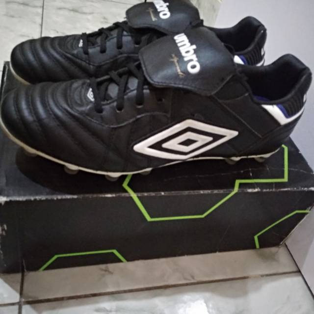Sepatu Sepakbola UMBRO original, futsal, warna hitam putih, ukuran 8