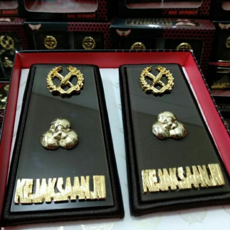 

Exclusive Pangkat Kejaksaan RI Gol 3D Dasar Akrilik dan logam Timbul