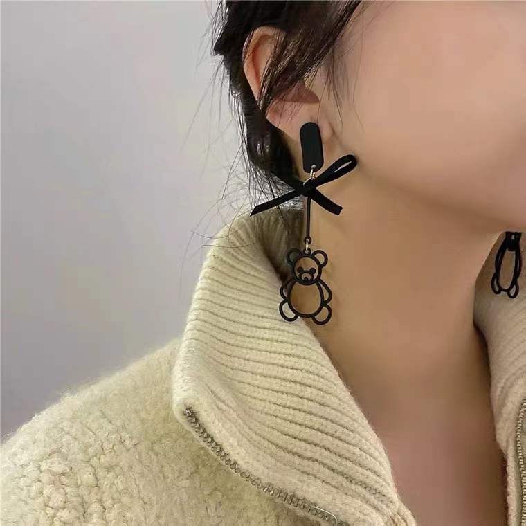 Anting Tusuk Motif Beruang Hitam Ala Korea Untuk Wanita