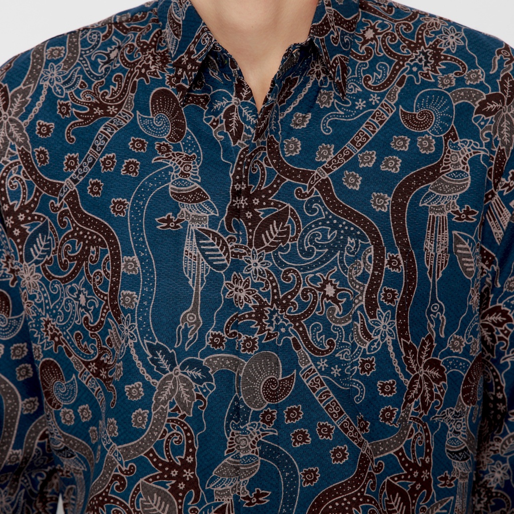 BATIK PRIA LENGAN PANJANG Kemeja Hem Slimfit Premium Motif Burung Asmat Warna Biru Hitam 721028 CAP 72 - Baju Kemeja Atasan Pakaian Setelan Batik Pria Cowok Laki Laki Remaja Keluarga Kantor Lengan Panjang Modern Slimfit Slim Fit Premium Kekinian