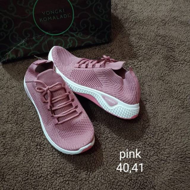 Sepatu sneakers yongki Komaladi