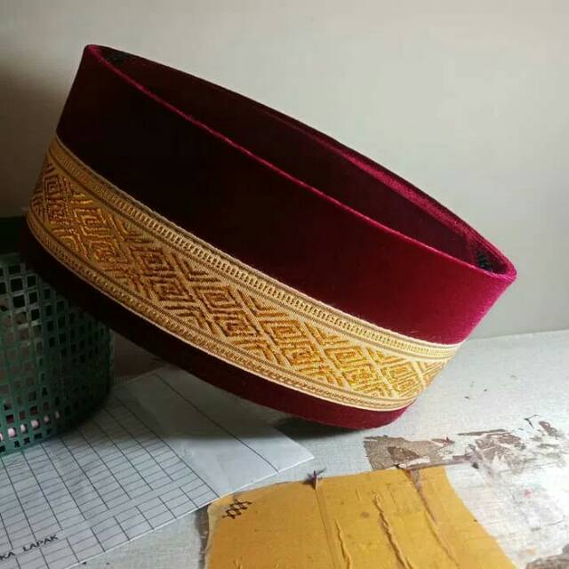 Peci songkok bludru merah maroon renda besar