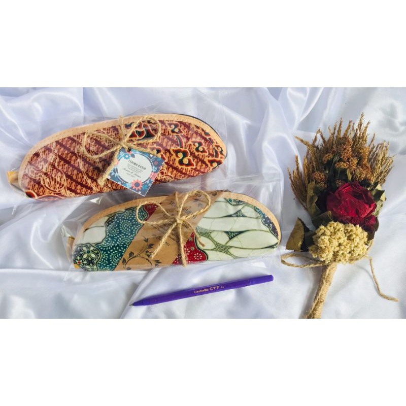 

Souvenir tempat pensil batik panjang 19cm