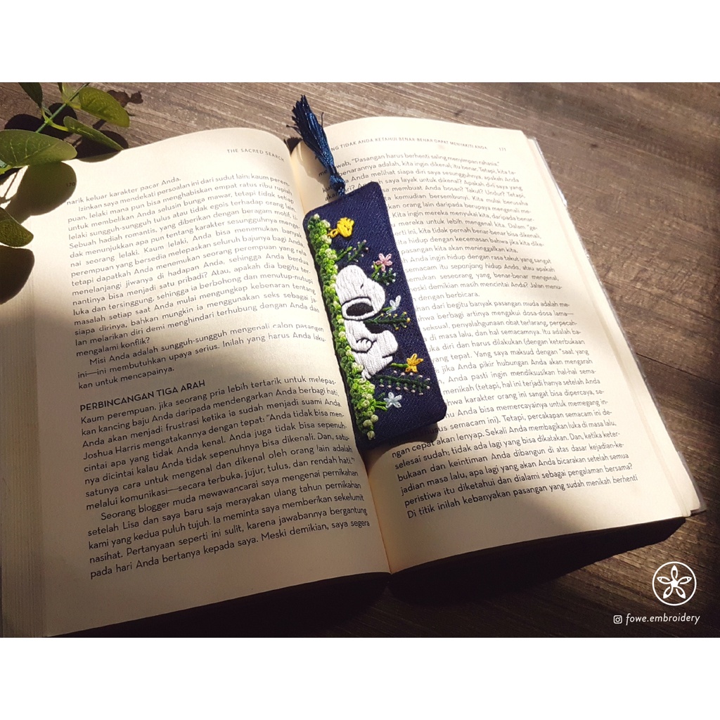 

Pembatas Buku Kain Sulam Tangan Snoopy Kartun Hand Embroidery Bookmark dengan Tassel Hadiah