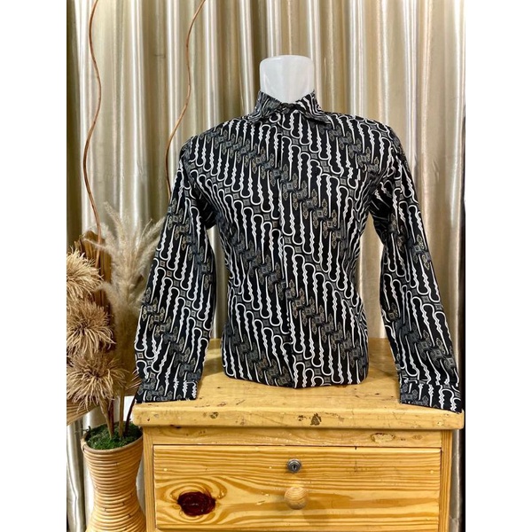 KEMEJA BATIK PRIA LENGAN PANJANG/KEMEJA BATIK SERAGAM PESTA/KEMEJA SERAGAM COUPLE/KEMEJA BATIK SERAGAM KONDANGAN/KEMEJA BATIK MURAH MERIAH/KEMEJA BATIK MEWAH SEKALI/BATIK PRIA/KEMEJA PRIA LENGAN PANJANG/KEMEJA BATIK PRIA/KEMEJA LENGAN PANJANG