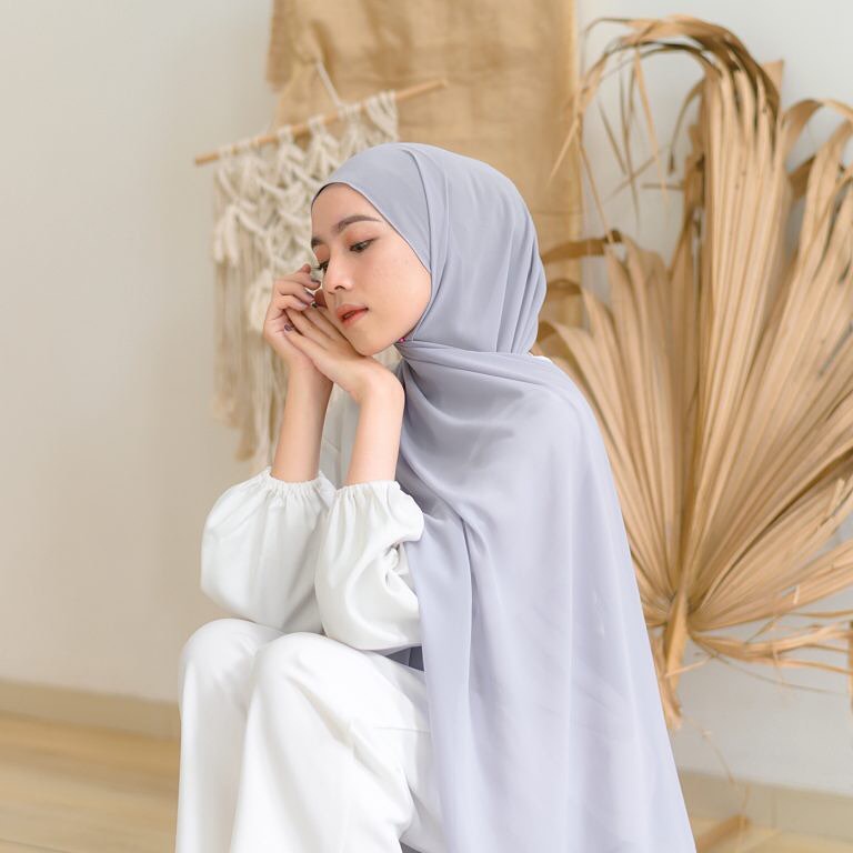 kerudung jilbab PASHMINA segi empat panjang bahan CERUTY babydoll warna ABU MUDA / silver polos prem
