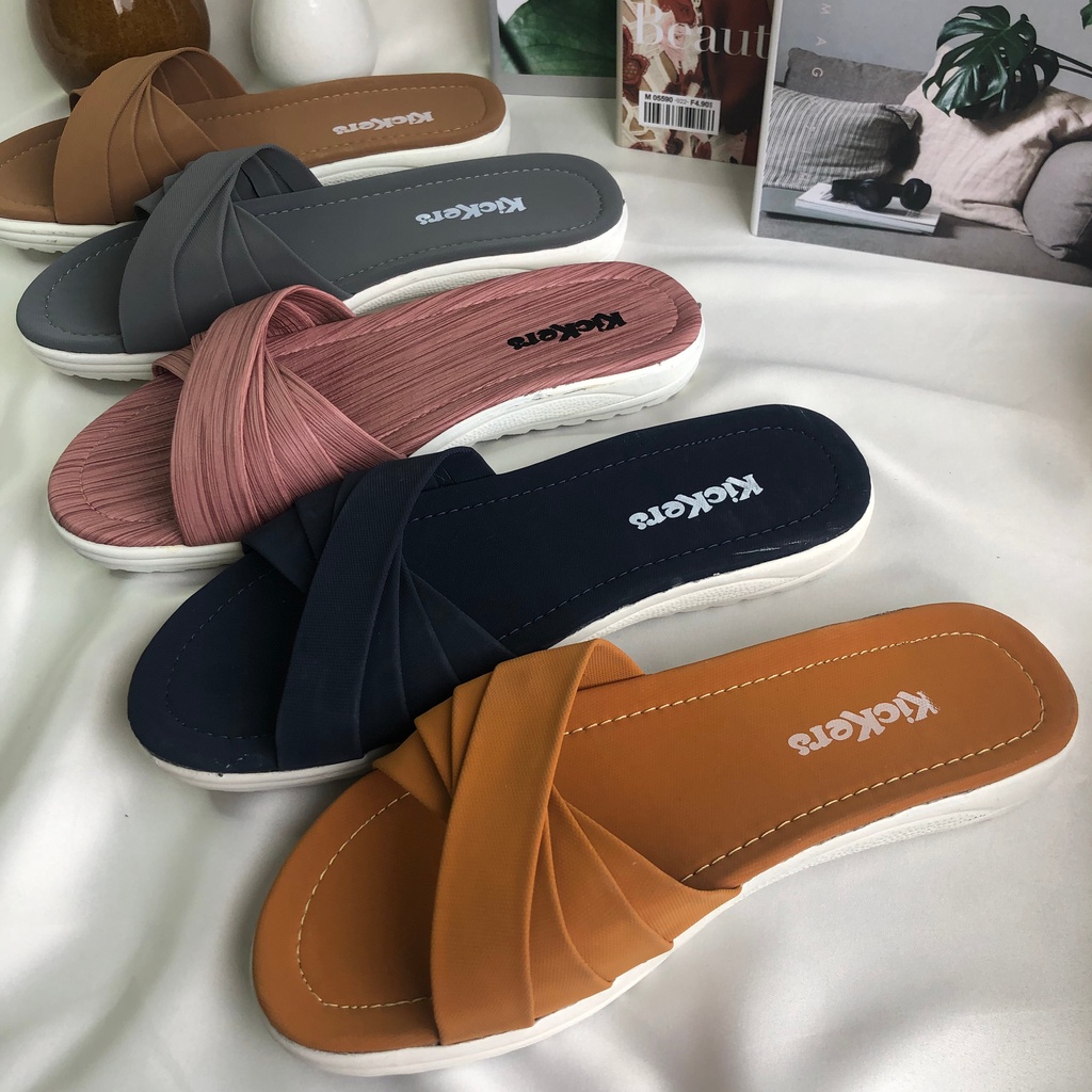 SANDAL SLOP KIPAS 5 SENDAL WANITA CEWEK TERLARIS KECE POPULER TRANDY TERMURAH SANDAL SLOP WANITA KEKINIAN TERBARU FLAT TEPLEK SENDAL PEREMPUAN SELOP CEWEK CEWE CASUAL SANTAI RUMAH IBU Puffy Slip Sandal