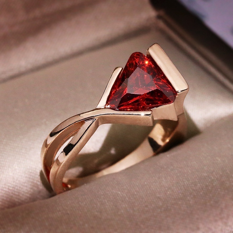 Fashion Jewelry Pernikahan 18K Segitiga Emas Ruby Cincin Partai Perempuan