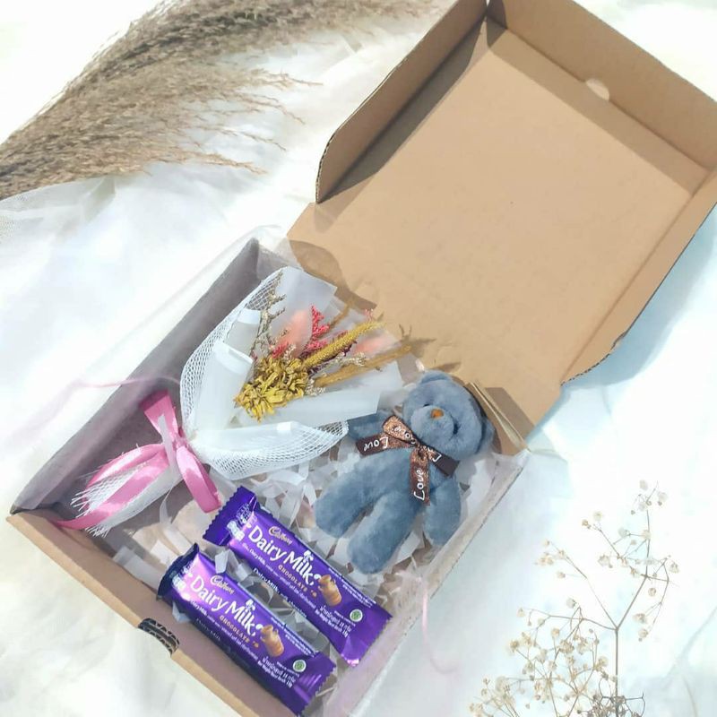 

PETITE GIFT BOX HADIAH WISUDA BIRTHDAY HAMPERS