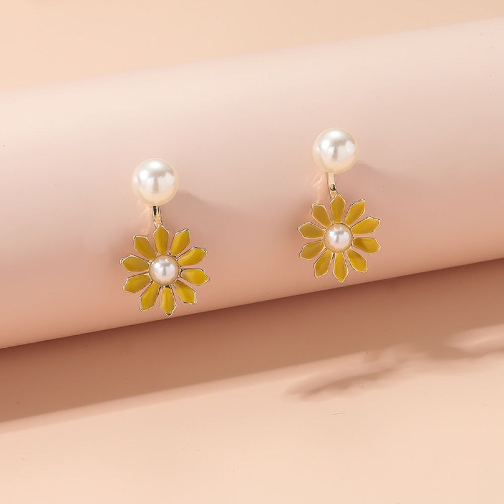 Anting Stud Bentuk Bunga Aksen Mutiara Imitasi Warna Kuning Untuk Wanita