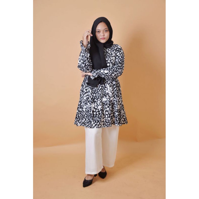 Wearable Things Atasan Muslim Wanita Tunik Katun Rayon Hanna Ruffle Hitam Motif Kecil Polkadot