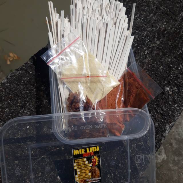 

Mie Lidi Mentah Bumbu Instan Siap Racik Sendiri