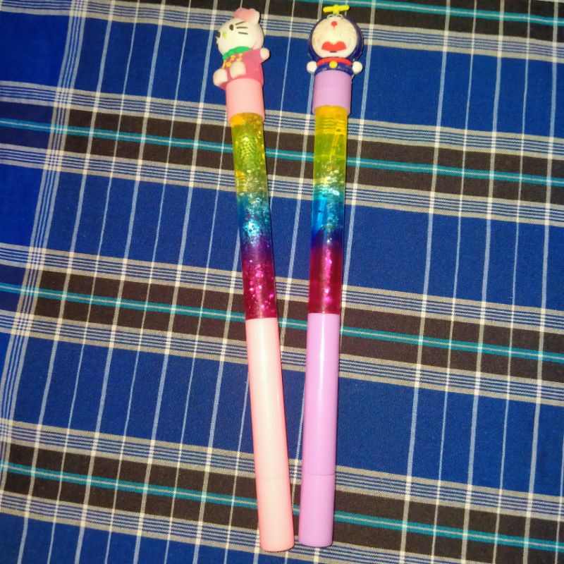 

Pulpen Glitter Doraemon dan Hello Kitty