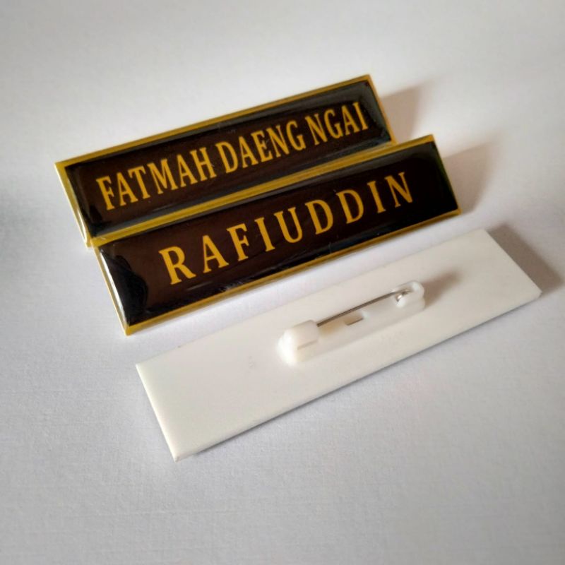 

Name Tag Akrilik Peniti Latar hitam tulisan Emas / Papan nama dada akrilik