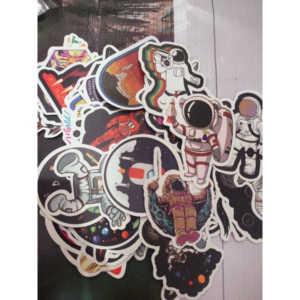 Stiker Aesthetic Astronot Luar Angkasa