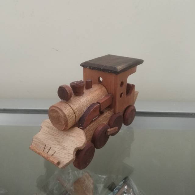 MINIATUR LOKOMOTIF KAYU
