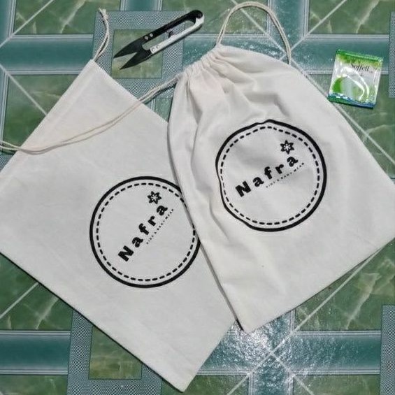 

Kantong Serut Blacu Custom 35 x 45 cm - Pouch Souvenir Pernikahan Free Desain dan Sablon