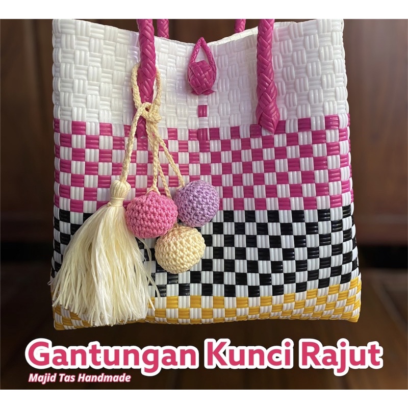 Gantungan Kunci Rajut / Aksesoris Tas Anyaman Warna Random