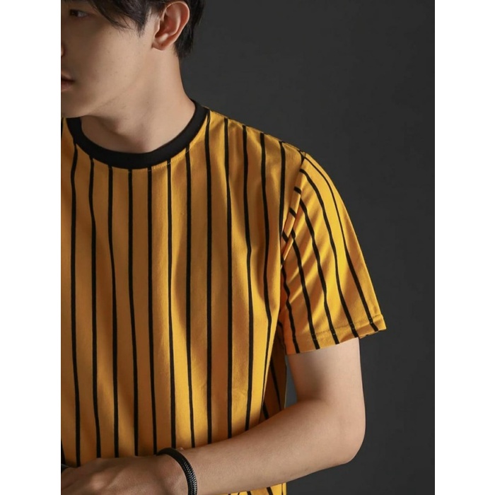 Kaos TShirt Pria Motif Garis-Garis Vertikal Casual Santai