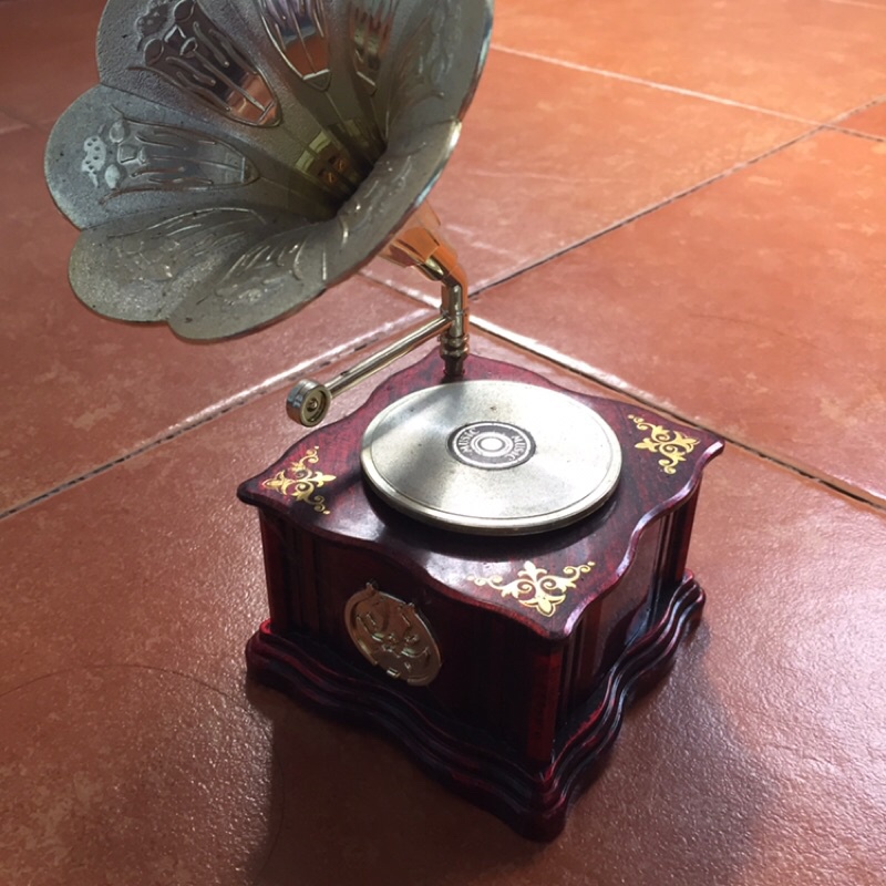 preloved kotak musik gramophone mini/piringan hitam dekorasi/pajangan musik & ada lagu