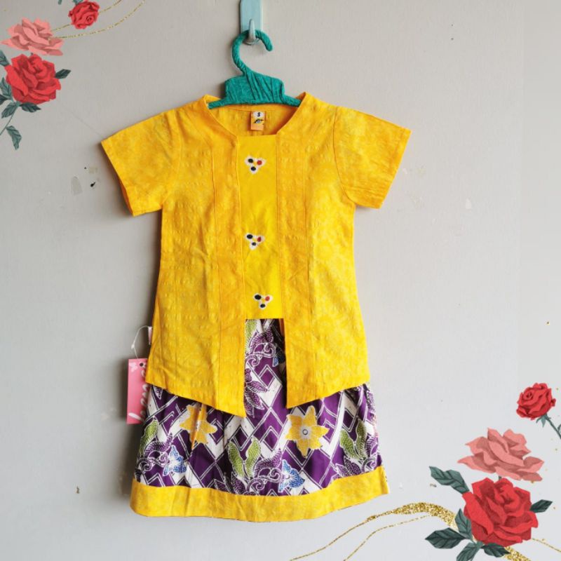 Kebaya Batik Set Atasan dan Rok