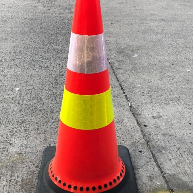 TRAFFIC CONE RUBBER 75CM/KERUCUT PARKIR