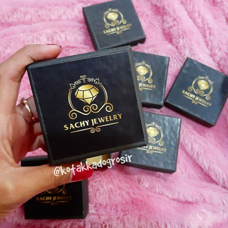 

Box Paking Emas antam 6x6x3 cm sudah termasuk cetak logo min 12pcs