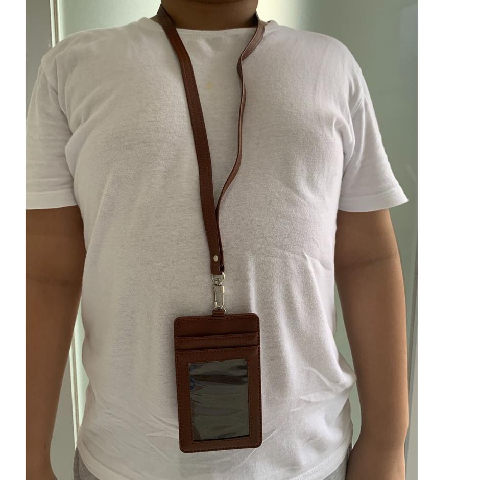 

[KODE PRODUK 7JR7W8478] Name Tag Kulit Holder Kalung Gantung Dada Id Card 4 Kartu Karyawan